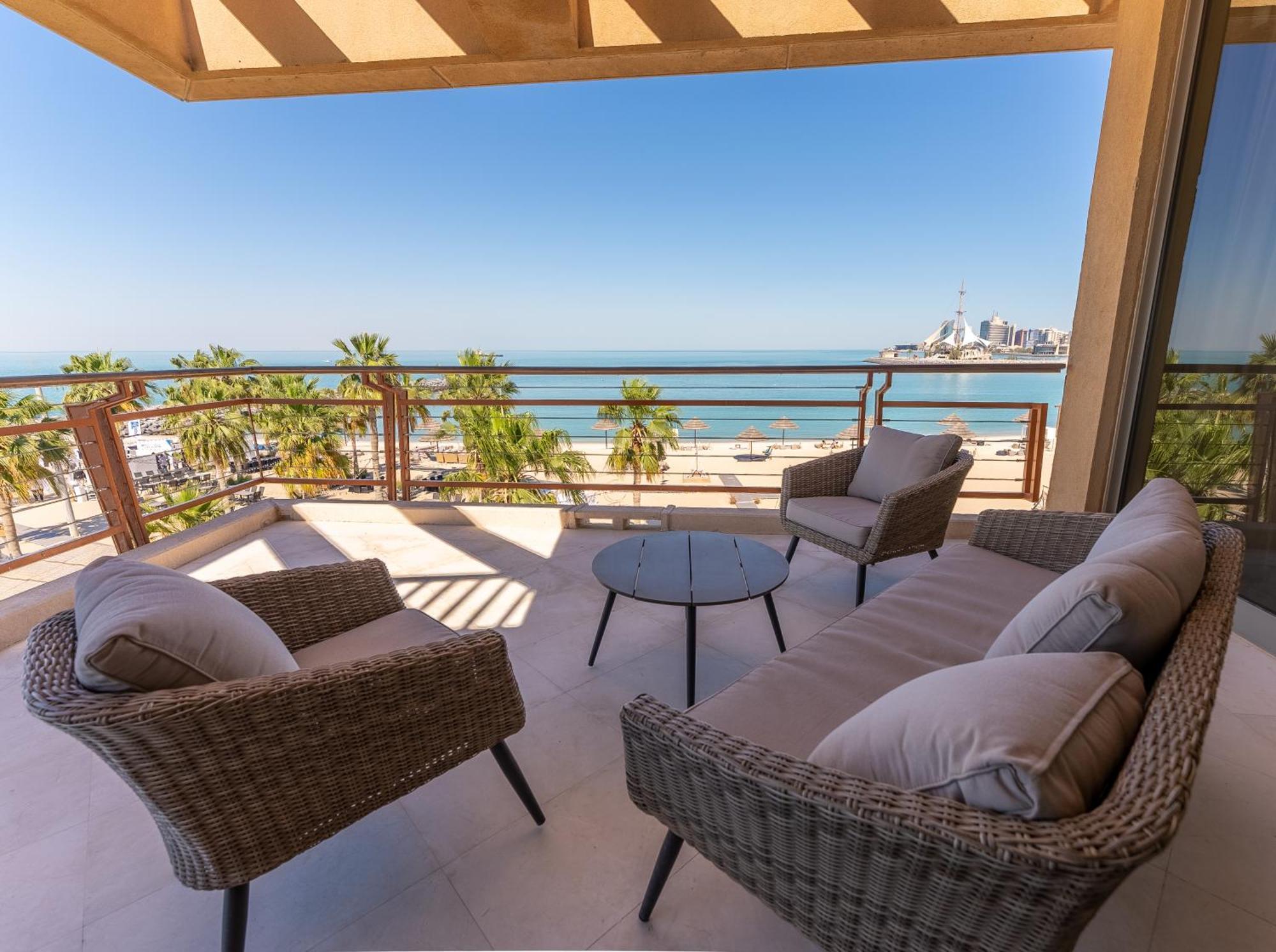 Marina Hotel Kuwait City Exteriér fotografie Balcony of a suite at the Hilton Ras Al Khaimah