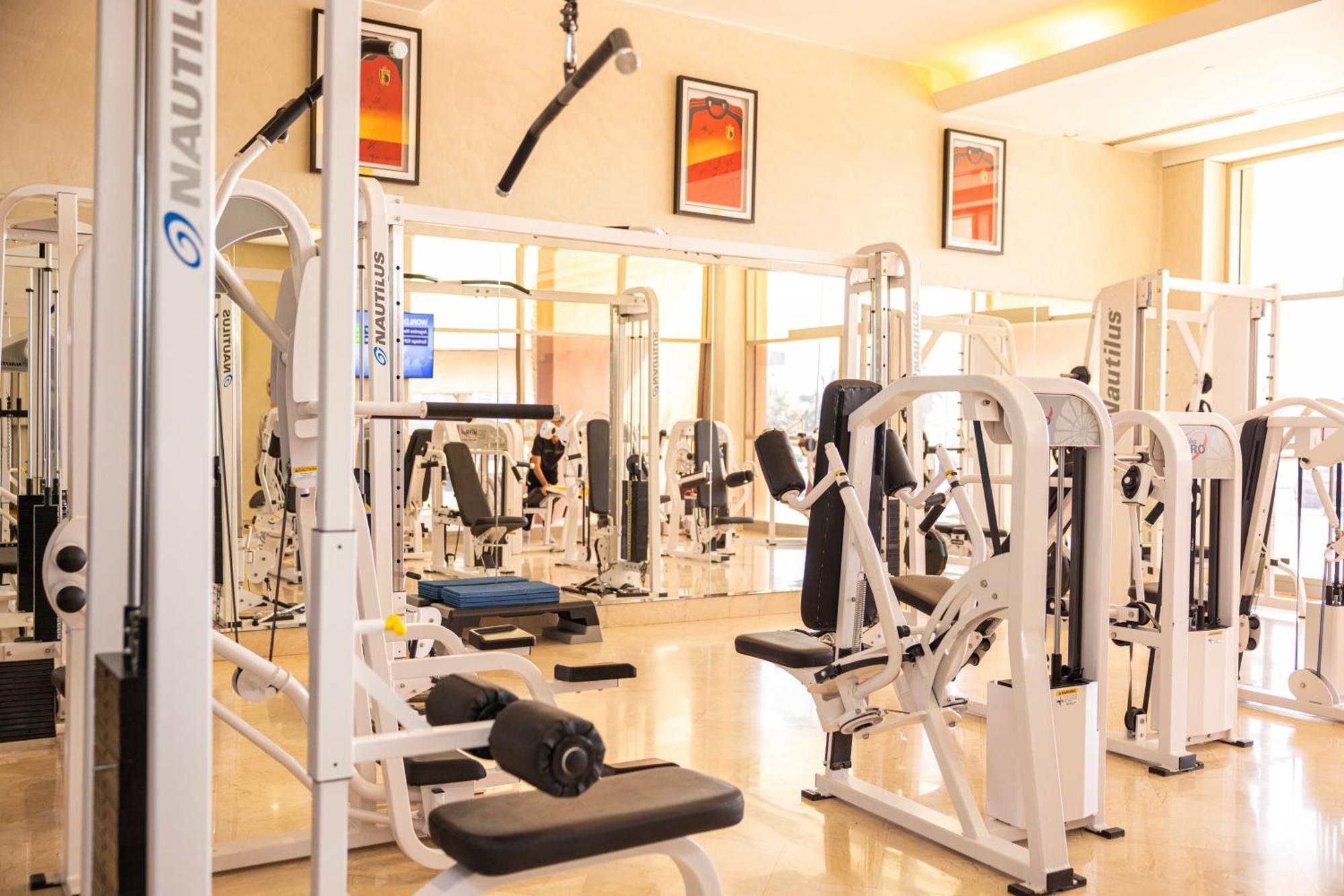 Marina Hotel Kuwait City Exteriér fotografie A Nautilus gym